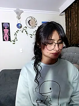 Snapshot of Lili__Clan chatting on May 7, 5:13 am Lili Clan online show from May 7, 5:13 am