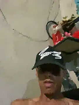 Snapshot of Alee_2005 chatting on February 25, 5:28 am Alee 2005 online show from February 25, 5:28 am