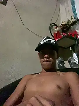 Snapshot of Alee_2005 chatting on February 27, 6:35 am Alee 2005 online show from February 27, 6:35 am