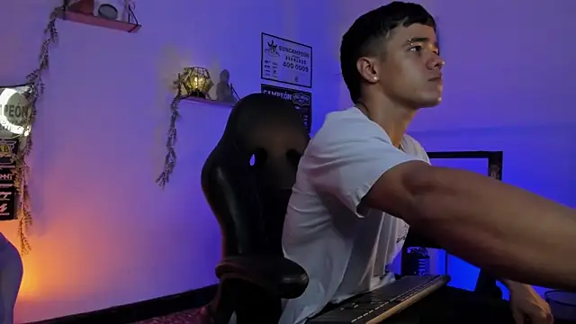 Snapshot of Rob_zaens33 chatting on February 20, 1:33 pm Rob zaens33 online show from February 20, 1:33 pm