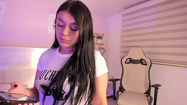 Snapshot of Lummii_ chatting on April 28, 2:27 am Lummii online show from April 28, 2:27 am