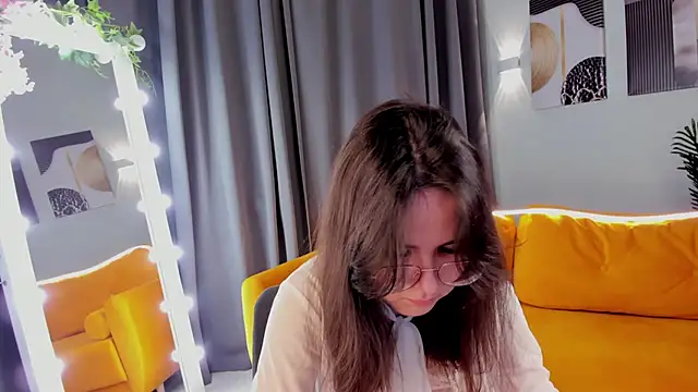 leylamirage online show from April 8, 1:00 pm