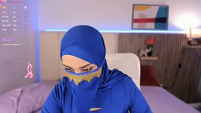 Snapshot of Layla_Sahar chatting on February 17, 1:18 pm Layla Sahar online show from February 17, 1:18 pm