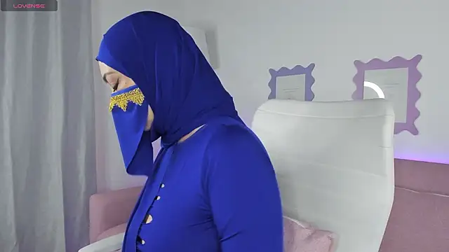 Snapshot of Layla_Sahar chatting on February 19, 12:34 pm Layla Sahar online show from February 19, 12:34 pm