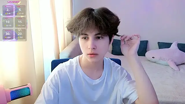 Snapshot of _LukaHayes_ chatting on February 22, 11:31 am LukaHayes online show from February 22, 11:31 am