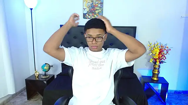 liiam3 online show from April 7, 9:15 pm