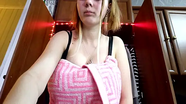 VictoriaDeese online show from March 12, 9:15 am