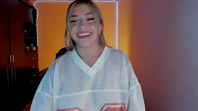 saradiazxxx online show from April 16, 8:15 am