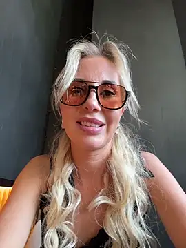 LisaMurr online show from June 12, 1:54 pm