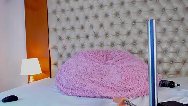 Snapshot of IsabellaaLux_ chatting on May 7, 8:25 pm IsabellaaLux online show from May 7, 8:25 pm