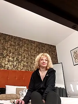 Snapshot of LaireeFelini chatting on February 17, 8:26 pm LaireeFelini online show from February 17, 8:26 pm