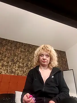 Snapshot of LaireeFelini chatting on February 18, 7:54 pm LaireeFelini online show from February 18, 7:54 pm