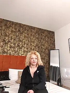 Snapshot of LaireeFelini chatting on February 27, 7:58 pm LaireeFelini online show from February 27, 7:58 pm