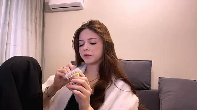 Snapshot of adelecloud chatting on February 19, 8:32 am adelecloud online show from February 19, 8:32 am