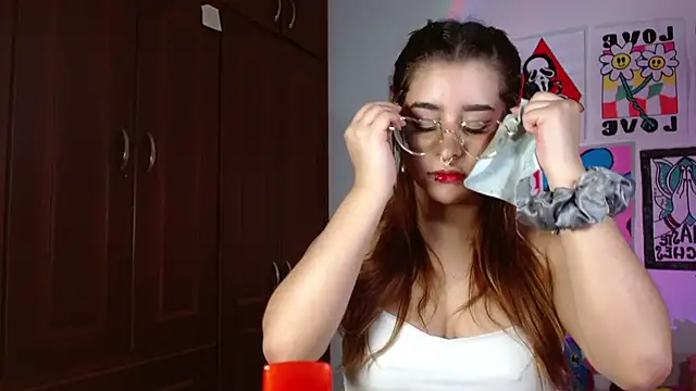 Snapshot of chloe_roxy chatting on June 1, 3:19 am chloe roxy online show from June 1, 3:19 am