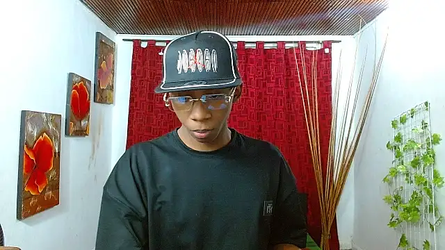 Snapshot of milo018 chatting on April 20, 12:02 am milo018 online show from April 20, 12:02 am