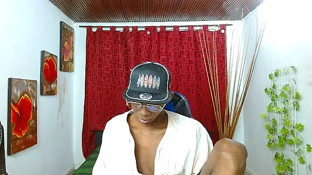 Snapshot of milo018 chatting on April 22, 9:22 am milo018 online show from April 22, 9:22 am