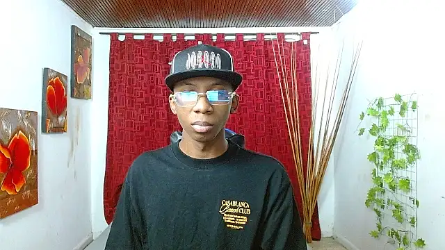 Snapshot of milo018 chatting on April 25, 8:17 am milo018 online show from April 25, 8:17 am