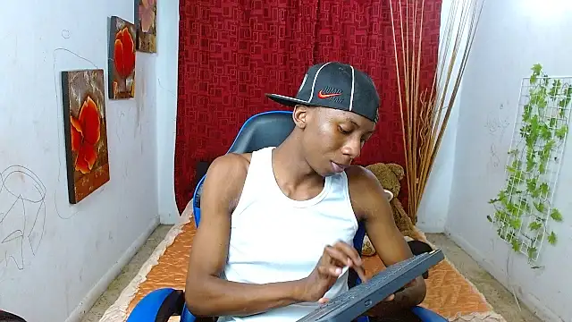 Snapshot of milo018 chatting on July 1, 7:54 am milo018 online show from July 1, 7:54 am