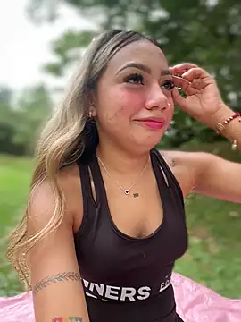 Snapshot of Dulce_Sofi_ chatting on February 24, 3:10 pm Dulce Sofi online show from February 24, 3:10 pm