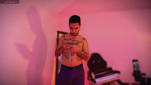 Snapshot of king_of_desire chatting on February 28, 4:02 am king of desire online show from February 28, 4:02 am