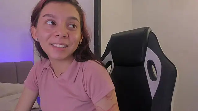 Snapshot of MelLove_ chatting on February 18, 9:00 pm MelLove online show from February 18, 9:00 pm