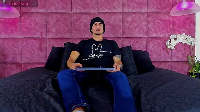 Snapshot of SharonTygaX chatting on February 19, 4:19 am SharonTygaX online show from February 19, 4:19 am