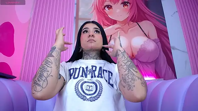 Snapshot of Adri_tatto_7 chatting on May 1, 7:07 pm Adri tatto 7 online show from May 1, 7:07 pm
