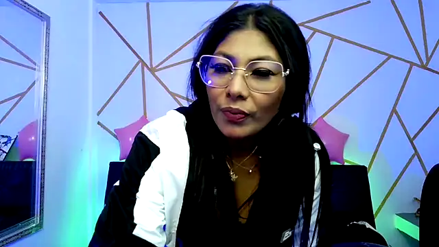 Snapshot of yvanna__smith chatting on February 19, 4:19 am yvanna smith online show from February 19, 4:19 am