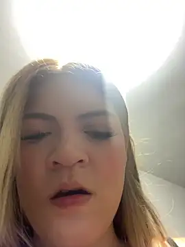 Snapshot of meggan___ chatting on March 1, 9:00 am meggan online show from March 1, 9:00 am