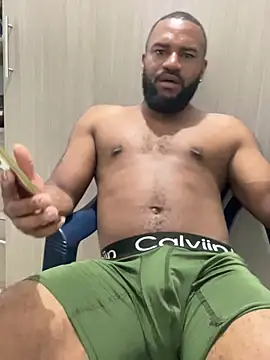 Snapshot of el_guille1 chatting on February 26, 12:42 am el guille1 online show from February 26, 12:42 am