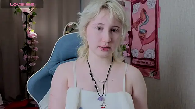 Snapshot of May_leaf chatting on March 4, 1:44 am May leaf online show from March 4, 1:44 am