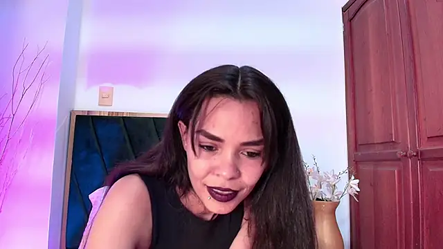 Snapshot of KatrionaNyx chatting on April 25, 12:24 am KatrionaNyx online show from April 25, 12:24 am
