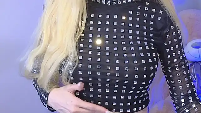 Snapshot of KarmaArms chatting on March 3, 8:37 pm KarmaArms online show from March 3, 8:37 pm