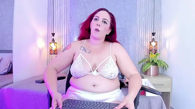 Snapshot of Eva_milfxxx chatting on July 7, 3:53 am Eva milfxxx online show from July 7, 3:53 am
