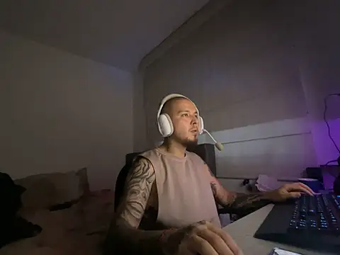 Snapshot of Maximo_Garcia17 chatting on February 19, 11:12 pm Maximo Garcia17 online show from February 19, 11:12 pm