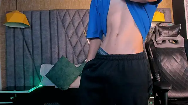 Snapshot of LeoFeniix chatting on February 25, 3:38 am LeoFeniix online show from February 25, 3:38 am