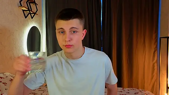 Snapshot of Keviin777 chatting on March 2, 10:44 am Keviin777 online show from March 2, 10:44 am