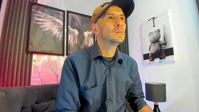 Snapshot of Milanwhite_ chatting on February 24, 11:30 am Milanwhite online show from February 24, 11:30 am