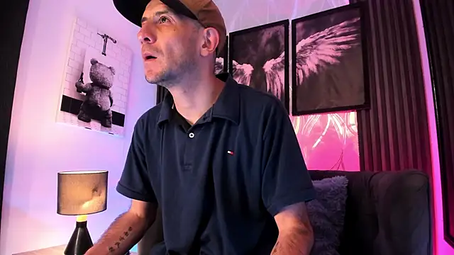 Snapshot of Milanwhite_ chatting on March 3, 11:38 am Milanwhite online show from March 3, 11:38 am