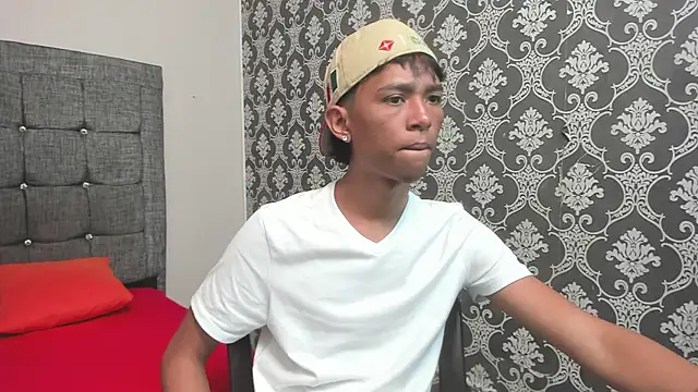 Snapshot of Little_Twink19x chatting on February 24, 7:23 pm Little Twink19x online show from February 24, 7:23 pm