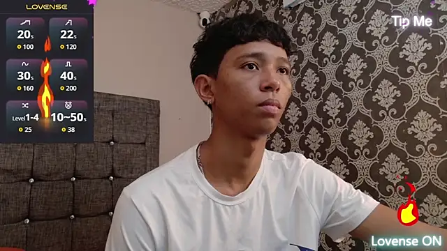 Snapshot of Little_Twink19x chatting on May 24, 7:30 pm Little Twink19x online show from May 24, 7:30 pm