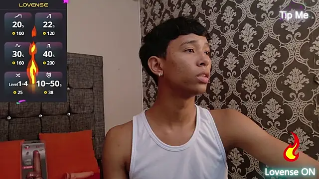 Snapshot of Little_Twink19x chatting on May 25, 7:42 pm Little Twink19x online show from May 25, 7:42 pm