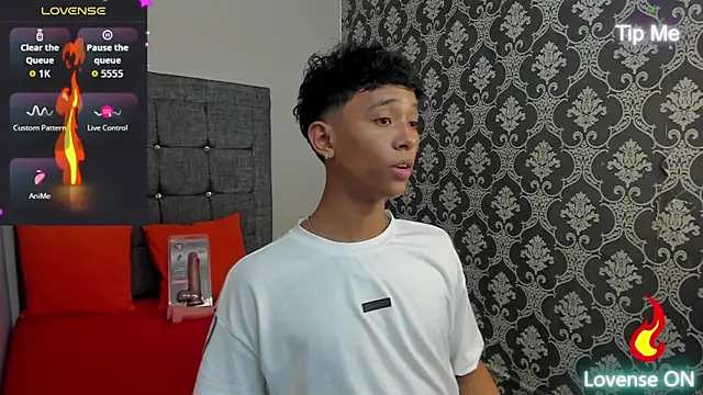 Snapshot of Little_Twink19x chatting on June 2, 8:55 pm Little Twink19x online show from June 2, 8:55 pm