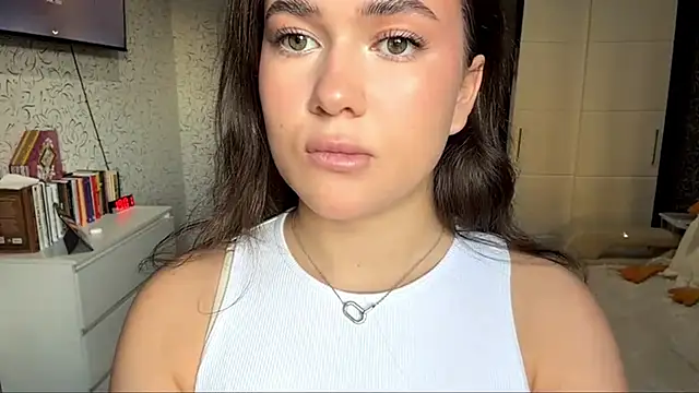 JoycelynUrion online show from April 12, 11:04 am