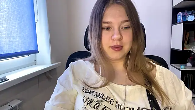 TomikoPfau online show from March 25, 7:47 am