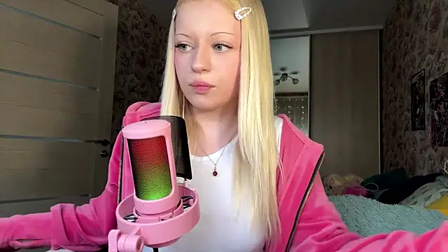 Snapshot of JeneeBIanks chatting on February 24, 11:41 am JeneeBIanks online show from February 24, 11:41 am