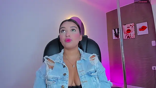 Snapshot of Tiphanysalvatore chatting on February 26, 7:35 pm Tiphanysalvatore online show from February 26, 7:35 pm