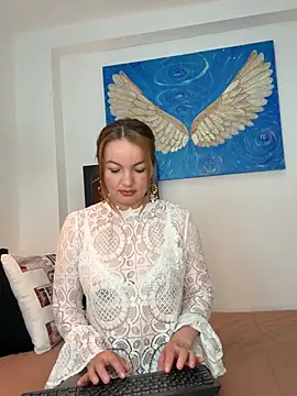 Viictoria-Jones online show from April 8, 10:15 am