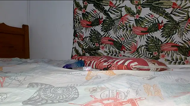 Snapshot of smallvioleta69 chatting on April 5, 4:37 pm smallvioleta69 online show from April 5, 4:37 pm